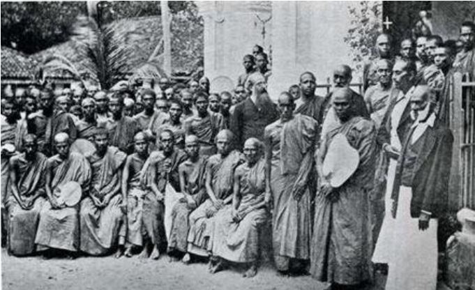 Phật Tử Mỹ đầu tiên Henry Olcott (đứng giữa hàng thứ nhì) ở Colombo, Sri Lanka, năm 1883.